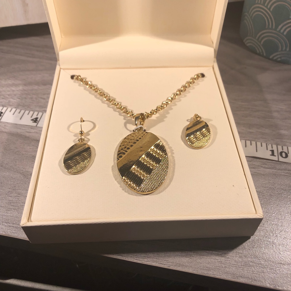 Kim Rogers Necklace Set 15$